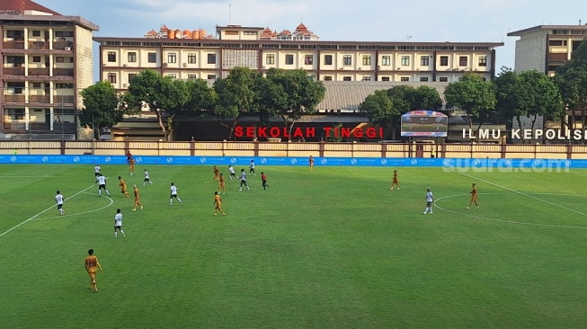 Suasana laga Liga 1 antara Bhayangkara FC vs PSS Sleman di Stadion STIK, Jakarta, Kamis (22/2/2024). [Suara.com / Adie P]