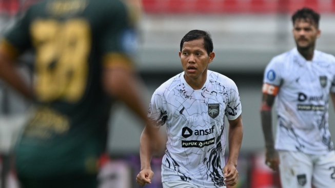 Gelandang Borneo FC, Adam Alis Setyano dalam laga pekan ke-25 Liga 1 2023-2024 antara Persikabo 1973 vs Borneo FC di Stadion Kapten I Wayan Dipta, Gianyar, Bali, Kamis (22/2/2024) sore. [Dok. Borneo FC]