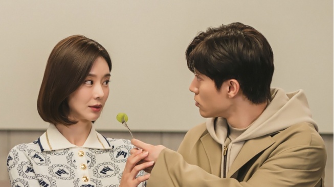 Kwak Dong Yeon dan Lee Joo Bin Jadi Pasutri Bucin dalam 'Queen of Tears'