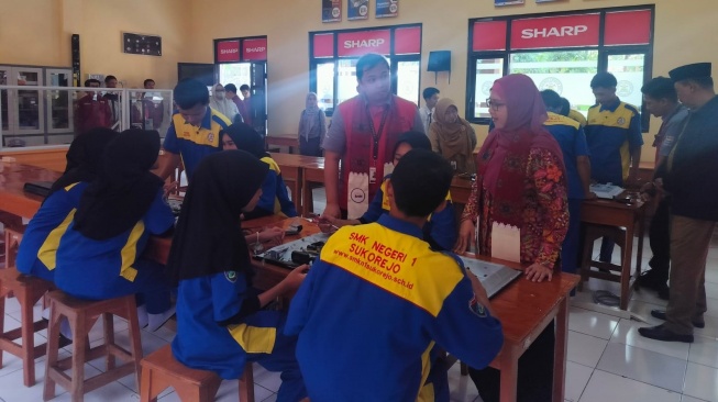 Pelajar SMKN 1 Sukorejo Terpilih di Program Sharp Class