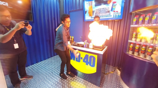 Demo Produk WD-40 di IIMS 2024. (Suara.com/Manuel Jeghesta)