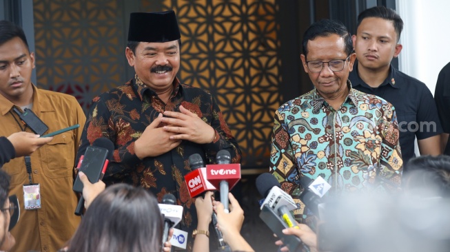 Menteri Koordinator Politik, Hukum dan Keamanan (Menko Polhukam) Hadi Tjahjanto (kiri) dan pejabat lama Menko Polhukam Mahfud MD (kanan) memberikan keterangan usai melakukan pertemuan di Jakarta, Kamis (22/2/2024). [Suara.com/Alfian Winanto]