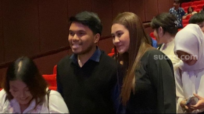 Thariq Halilintar dan Aaliyah Massaid di gala premier film Dealova di kawasan Kuningan, Jakarta Selatan, Rabu (21/2/2024) malam. [Tiara Rosana/Suara.com]