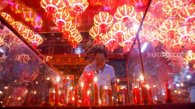 Warga keturunan Tionghoa berdoa saat perayaan Cap Go Meh di Vihara Amurva Bhumi, Jakarta, Jumat (23/2/2024). [Suara.com/Alfian Winanto]