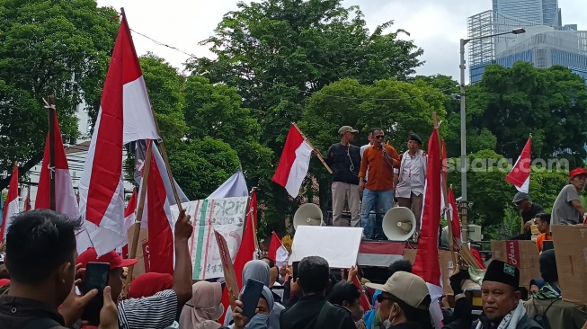 Massa Gerakan Masyarakat Sipil Selamatkan Demokrasi Indonesia Tolak Pemilu Curang dan Kejahatan Pemilu saat berdemo di depan Gedung KPU RI, Jakarta. (Suara.com/Dea)