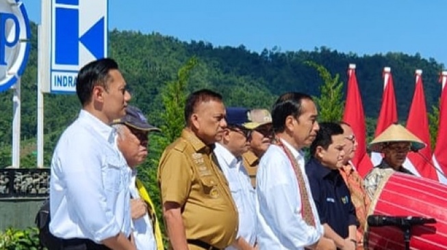 Menteri ATR/BPN Agus Harimurti Yudhoyono (AHY) mendampingi Presiden Jokowi saat meresmikan Bendungan Lolak, Sulawesi Utara. (tangkapan layar/Instagram AHY)