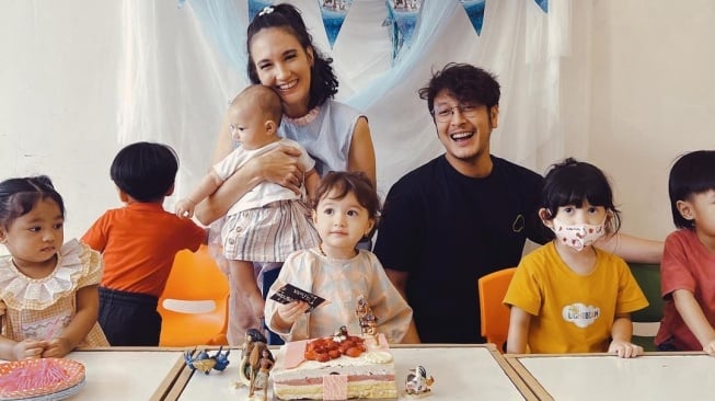 Nadine Chandrawinata dan Dimas Anggara sempat merayakan ulang tahun kedua putranya, Djiwa. [Instagram]