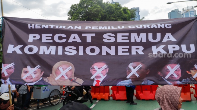 Massa yang tergabung dalam Gerakan Masyarakat Sipil Selamatkan Demokrasi Indonesia saat menggelar aksi di depan Gedung Komisi Pemilihan Umum (KPU) RI, Jakarta, Jumat (23/2/2024). [Suara.com/Alfian Winanto]