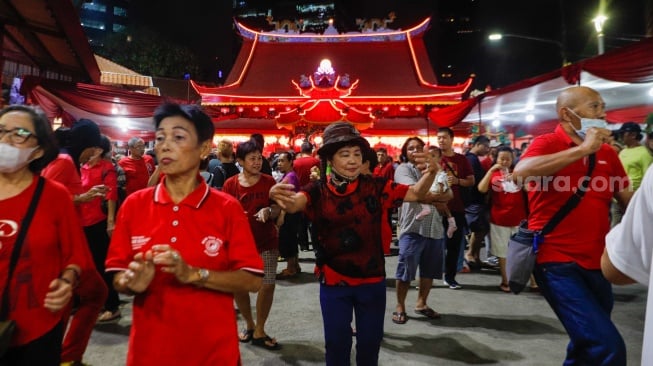 Warga keturunan Tionghoa saat perayaan Cap Go Meh di Vihara Amurva Bhumi, Jakarta, Jumat (23/2/2024). [Suara.com/Alfian Winanto]