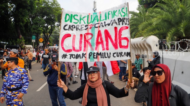 Massa yang tergabung dalam Gerakan Masyarakat Sipil Selamatkan Demokrasi Indonesia saat menggelar aksi di depan Gedung Komisi Pemilihan Umum (KPU) RI, Jakarta, Jumat (23/2/2024). [Suara.com/Alfian Winanto]