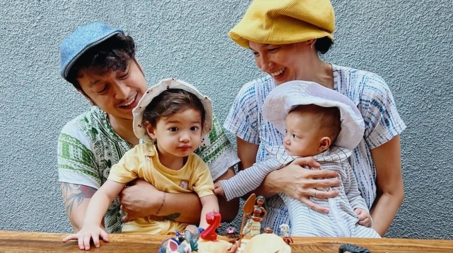 Nadine Chandrawinata dan Dimas Anggara sempat merayakan ulang tahun kedua putranya, Djiwa. [Instagram]