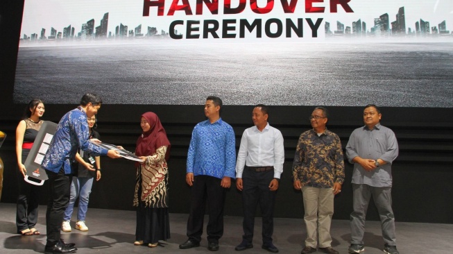 Mitsubishi Donasikan Xpander dan Triton ke 5 SMK di IIMS 2024