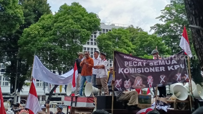 Massa Gerakan Masyarakat Sipil Selamatkan Demokrasi Indonesia Tolak Pemilu Curang dan Kejahatan Pemilu saat berdemo di depan Gedung KPU RI, Jakarta. (Suara.com/Dea)