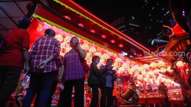 Warga keturunan Tionghoa saat perayaan Cap Go Meh di Vihara Amurva Bhumi, Jakarta, Jumat (23/2/2024). [Suara.com/Alfian Winanto]