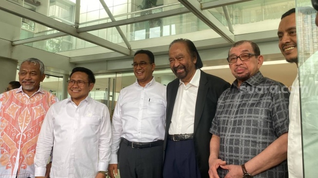 Ketua Umum Partai NasDem Surya Paloh membeberkan isi pembicaraan dengan Capres Nomor Urut 1 Anies Baswedan, Ketua Umum PKB sekaligus cawapres Muhaimin Iskandar, dan Presiden PKS Ahmad Syaikhu di Wisma Nusantara, Jakarta Pusat, Jumat (23/2/2024). (Suara.com/Rakha)