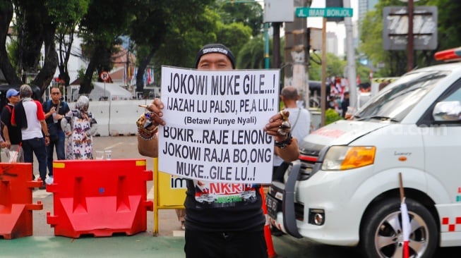 Massa yang tergabung dalam Gerakan Masyarakat Sipil Selamatkan Demokrasi Indonesia saat menggelar aksi di depan Gedung Komisi Pemilihan Umum (KPU) RI, Jakarta, Jumat (23/2/2024). [Suara.com/Alfian Winanto]