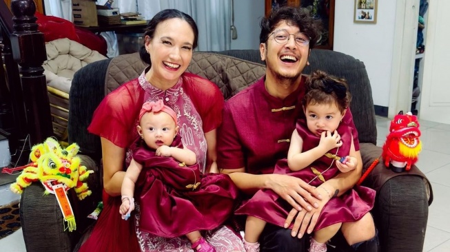 Nadine Chandrawinata dan Dimas Anggara bersama dua anaknya. [Instagram]