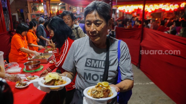 Syahdu Perayaan Cap Go Meh di Vihara Amurva Bhumi: Doa, Hiburan, dan Lontong Khas