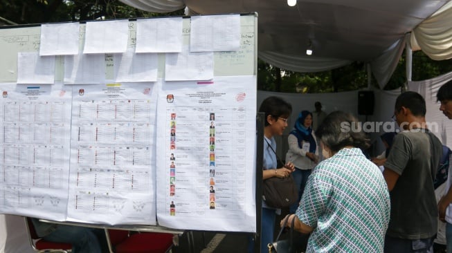 Warga melakukan pencoblosan surat suara ulang di TPS 043, Menteng, Jakarta, Sabtu (24/2/2024). [Suara.com/Alfian Winanto]