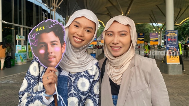 Dua wanita berpotensi menjadi penonton Konser Jonas Brothers yang berlangsung di ICE, BSD City, Tangsel pada Sabtu (24/2/2024) sore. [Tiara Rosana/Pahami.id]