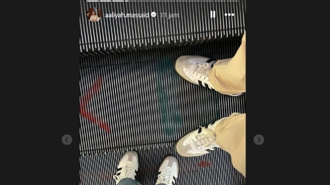 Sepatu couple Thariq Halilintar dan Aaliyah Massaid. (Instagram/@aaliyah.massaid)