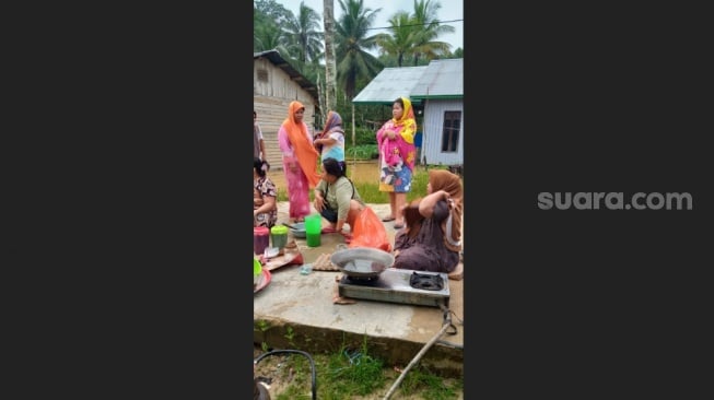 Situasi dapur umum RT 02, Kelurahan Pemaluan, Sepaku saat banjir terjadi di Maret 2023 lalu. [Ist]