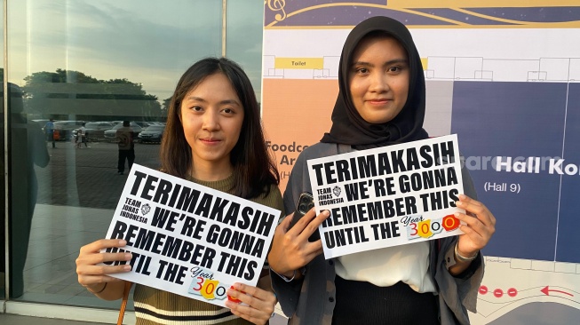 Two female potential spectators for the Jonas Brothers Concert which took place at ICE, BSD City, South Tangerang on Saturday (24/2/2024) evening.  [Tiara Rosana/Suara.com]