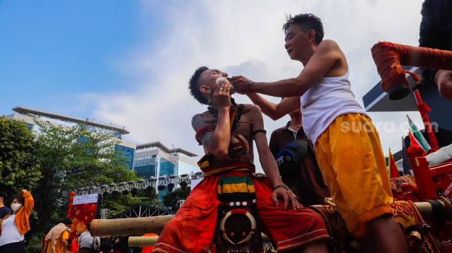 Seorang Tatung (Dukun Tionghoa) saat mengikuti kirab perayaan Cap Go Meh di Kawasan SCBD, Jakarta, Sabtu (24/2/2024). [Suara.com/Alfian Winanto]