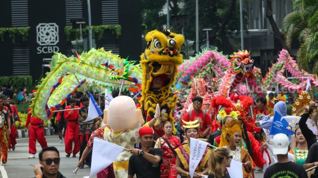 Sejumlah Seniman Budaya Tionghoa menampilkan Atraksi Liong saat kirab perayaan Cap Go Meh di Kawasan SCBD, Jakarta, Sabtu (24/2/2024). [Suara.com/Alfian Winanto]