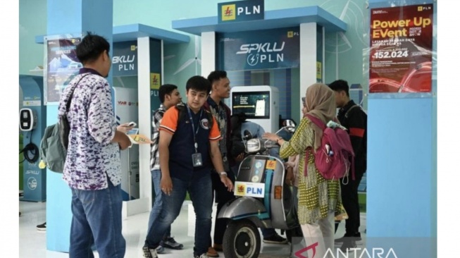 Gerai Stasiun Pengisian Kendaraan Listrik Umum PLN pada ajang Indonesia Internasional Motor Show 2024 yang berlangsung di JIExpo Kemayoran, Jakarta, Kamis [ANTARA/HO-PLN UP3 Bekasi].