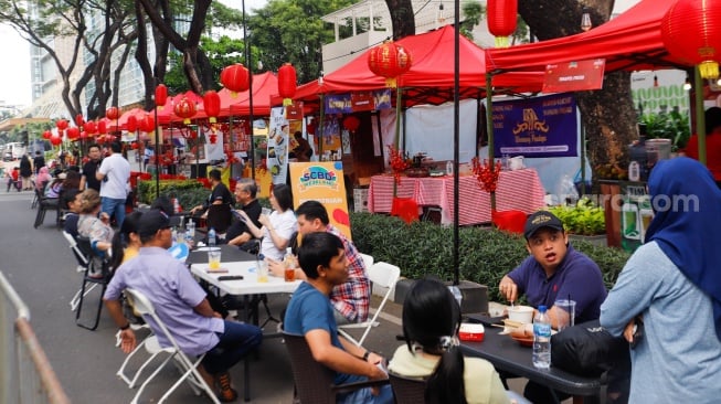 Sejumlah warga saat menghadiri perayaan Cap Go Meh di Kawasan SCBD, Jakarta, Sabtu (24/2/2024). [Suara.com/Alfian Winanto]