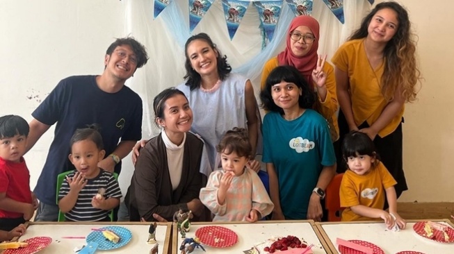 Keluarga Nadine Chandrawinata dan Dimas Anggara berkumpul merayakan ulang tahun putri mereka Djiwa yang ke-2. [Instagram]
