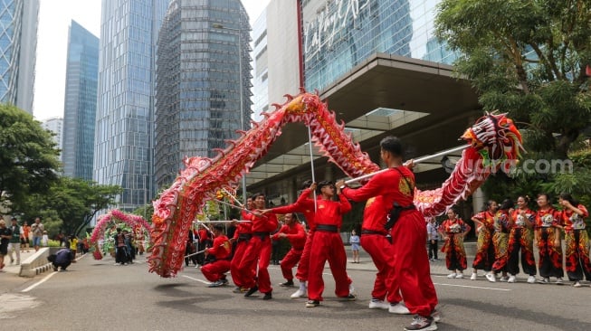 Sejumlah Seniman Budaya Tionghoa menampilkan Atraksi Liong saat kirab perayaan Cap Go Meh di Kawasan SCBD, Jakarta, Sabtu (24/2/2024). [Suara.com/Alfian Winanto]