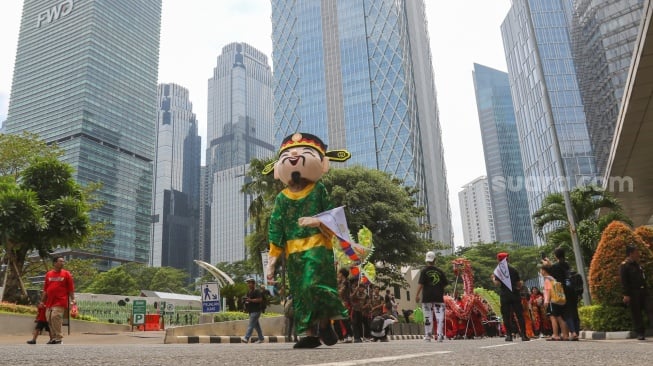 Sejumlah Seniman Budaya Tionghoa saat mengikuti kirab perayaan Cap Go Meh di Kawasan SCBD, Jakarta, Sabtu (24/2/2024). [Suara.com/Alfian Winanto]