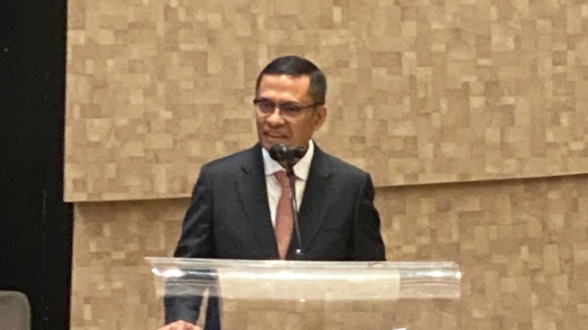 Menteri Perindustrian RI periode 2014-2016, Saleh Husin meraih gelar doktor dari Sekolah Kajian Strategik dan Global (SKSG) Universitas Indonesia (UI) usai menjalani Sidang Terbuka Promosi Doktor yang digelar di Makara Art Center, Kampus UI, Depok, Sabtu (24/2/2024). (Ist)