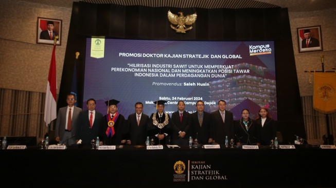 Menteri Perindustrian RI periode 2014-2016, Saleh Husin meraih gelar doktor dari Sekolah Kajian Strategik dan Global (SKSG) Universitas Indonesia (UI) usai menjalani Sidang Terbuka Promosi Doktor yang digelar di Makara Art Center, Kampus UI, Depok, Sabtu (24/2/2024). (Ist)