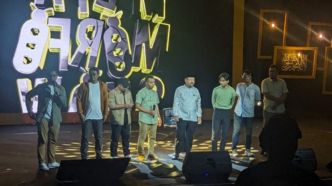 Eks juru bicara HTI Ismail Yusanto (peci hitam) menjadi bintang tamu dalam acara Metamorfoshow It's Time to be One Ummah" di Teater Tanah Airku, Taman Mini Indonesia Indah (TMII), Jakarta Timur, Sabtu (17/2/2024). (X @gagal_hijrah)