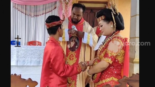 Momen Pemberkatan Nikah Pasangan Tuna Rungu Wicara di Toraja Bikin Haru