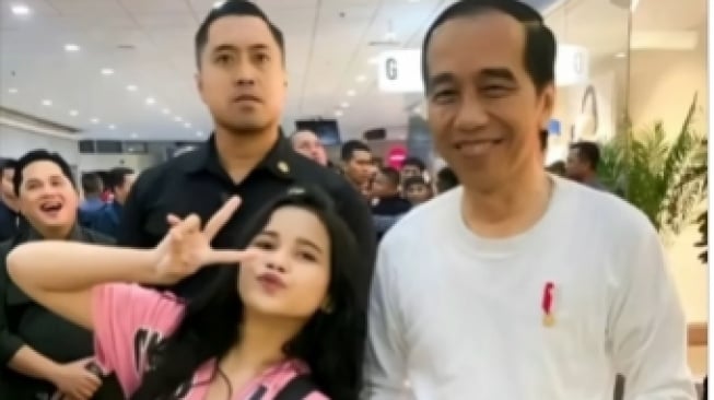 Paspampres Ngalah, Perempuan Ini Berani Banget Foto Pose Alay Bareng Jokowi: Berasa Sama Bestie!