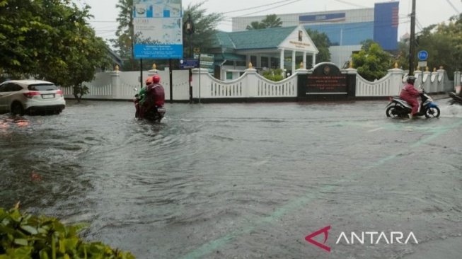 Hujan Deras Berjam-jam, Jalanan di Solo Macet dan Tergenang Air