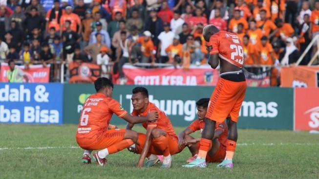 Pemain Persiraja saat menenangkan Ferdinand Sinaga usai gagal mengeksekusi Penalti, di Langsa, Aceh, Minggu (25/2/2024) (ANTARA/Khalis Surry)