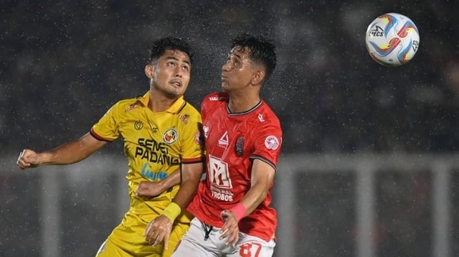 Pesepak bola Malut United Dave Mustaine (kanan) berebut bola dengan pesepak bola Semen Padang Ocvian Chanigio (kiri) saat pertandingan Leg 1 Semifinal Liga 2 Indonesia di Stadion Madya, Kompleks Gelora Bung Karno, Senayan, Jakarta, Minggu (25/2/2024). Pertandingan berakhir seri 1-1. ANTARA FOTO/Aditya Pradana Putra. (ADITYA PRADANA PUTRA/ADITYA PRADANA PUTRA)