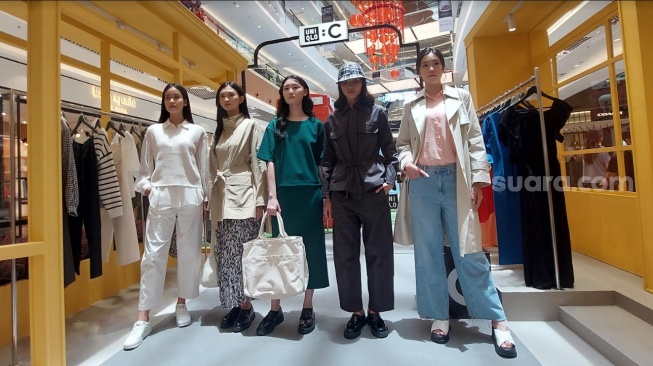 Tips Padu Padan Baju Musim Semi Berbeda Keluar Dari Warna 'Aman' Ala Uniqlo, Intip Yuk!