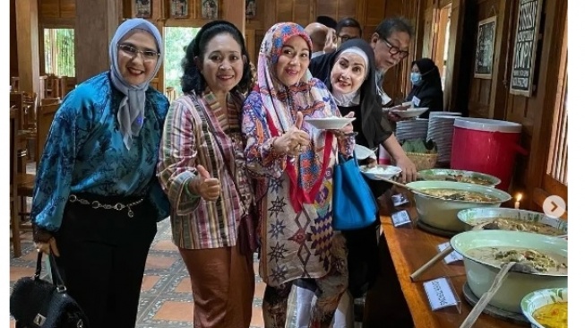 waroeng Kopi Klotok Cisarua milik Titiek Soeharto (Instagram/kopiklotok_cisarua)