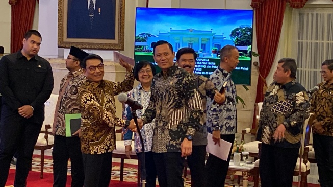 Menteri ATR BPN, Agus Harimurti Yudhoyono atau AHY tampak berjabat tangan dengan Kepala Staf Presiden, Moeldoko sebelum sidang kabinet paripurna digelar di Istana Negara, Senin (26/2/2024). (IST)