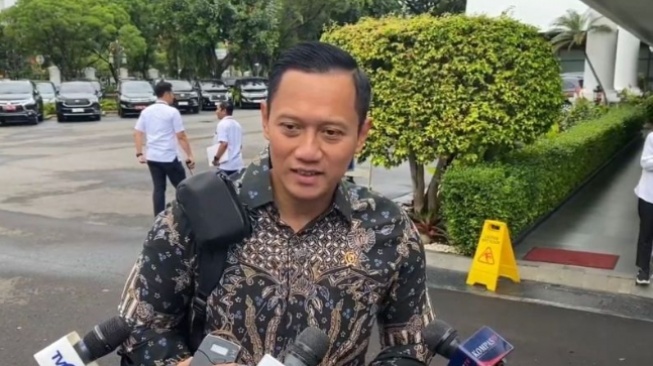 Menteri ATR/Kepala BPN Agus Harimurti Yudhoyono saat menghadiri sidang kabinet paripurna di Istana Negara, Jakarta, Senin (26/2/2024). (ANTARA/Rangga Pandu Asmara Jingga)