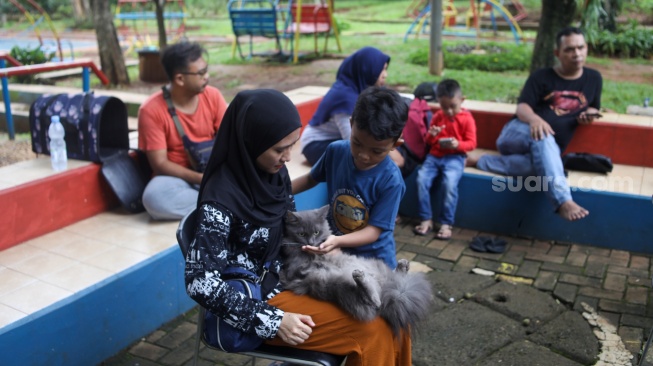 Warga membawa hewan peliharaannya untuk divaksim Rabies di RPTRA Ciganjur Berseri, Jakarta, Senin (26/2/2024). [Suara.com/Alfian Winanto]
