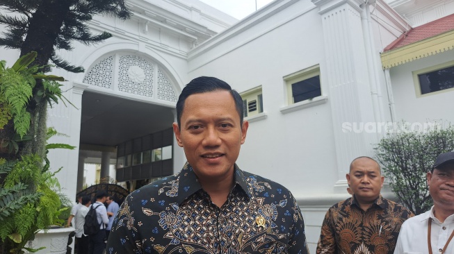 Menteri Agraria dan Tata Ruang/Kepala Badan Pertanahan Nasional (ATR/BPN), Agus Harimurti Yudhoyono (AHY) seusai rapat perdana di Istana Negara, Jakarta (Suara.com/Novian)