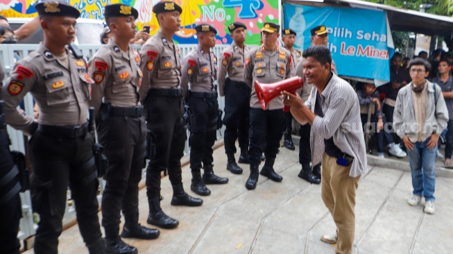 Massa yang tergabung dalam Forum Masyarakat Pemuda Mahasiswa Timur Cinta NKRI saat menggelar aksi di depan kantor Indonesia Corruption Watch (ICW), Jakarta, Senin (26/2/2024). [Suara.com/Alfian Winanto]