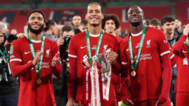 Virgil Van Dijk bangga dengan tropi Carabao Cup untuk Liverpool yang ke-10 kalinya (liverpoolfc.com)